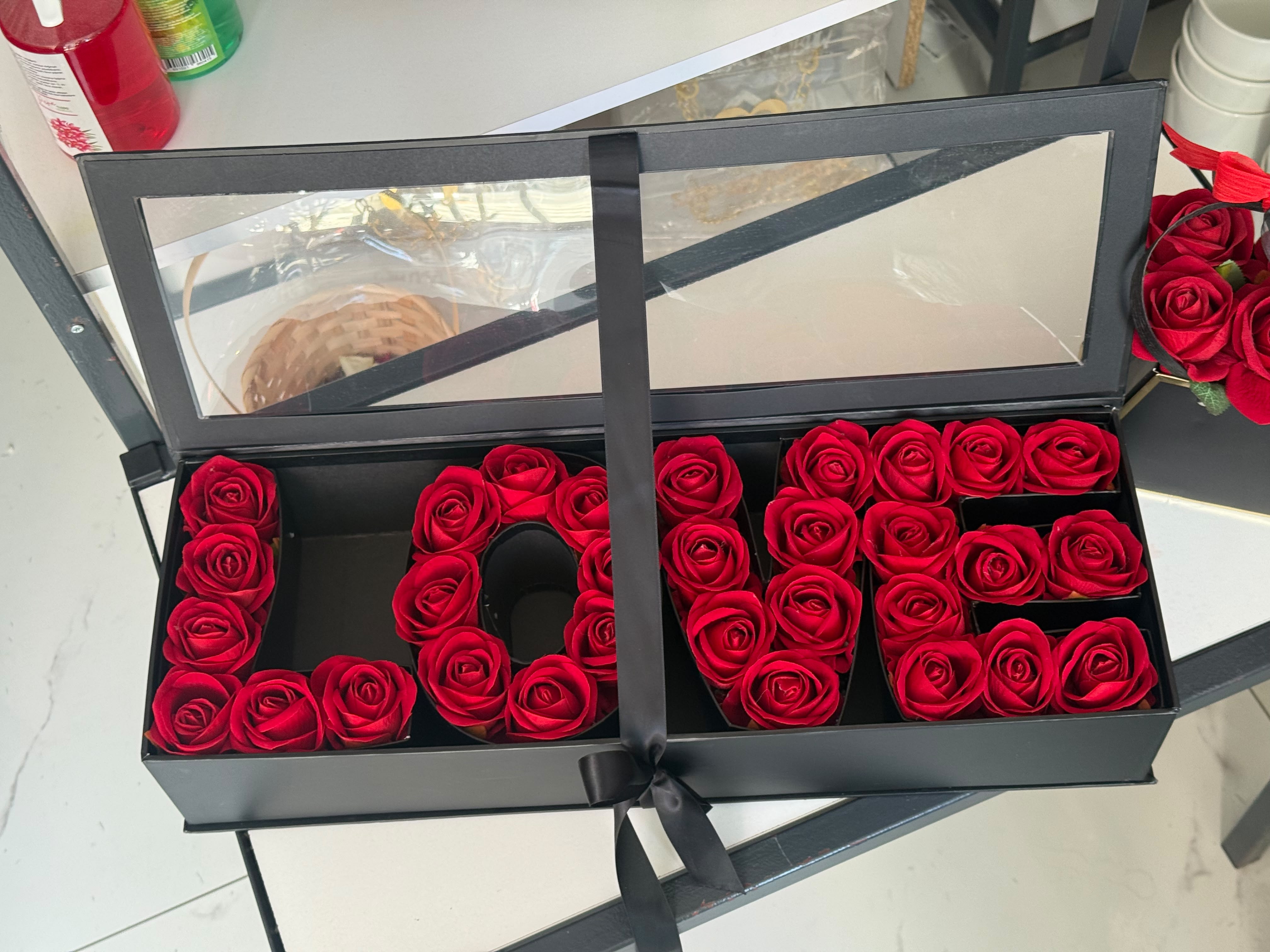 Love yazılı saten gül  kutusu