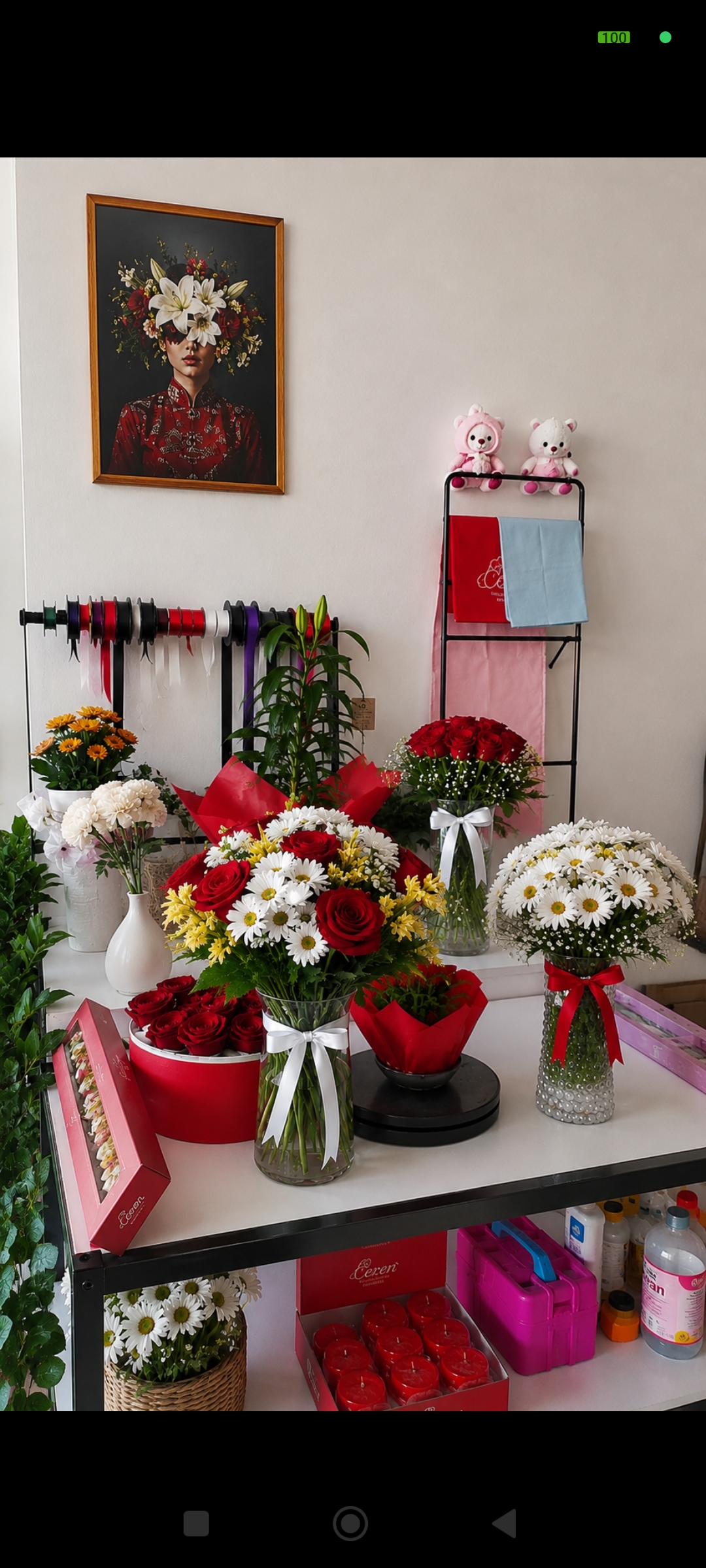 Vazoda kırmızı gül ve papatya buketleri