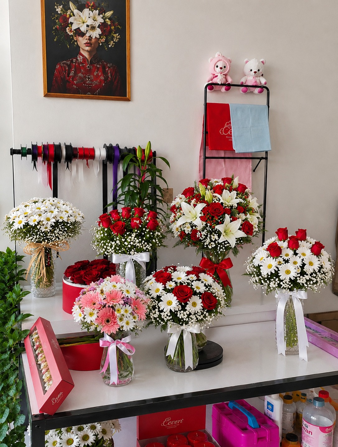Vazoda gül papatya buketleri