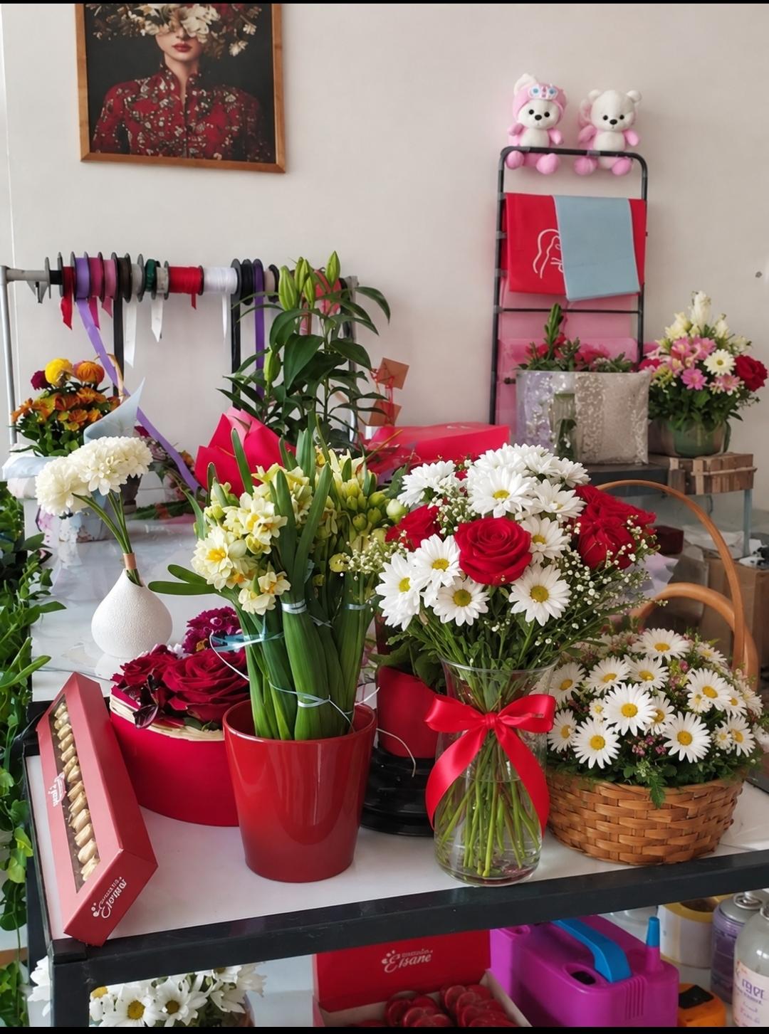 Vazoda gül papatya buketleri